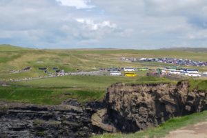 Blick auf die Parkplätze an den Cloffs of Moher